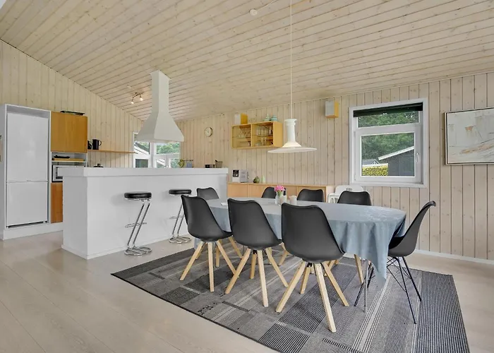 בית נופש Four-bedroom In